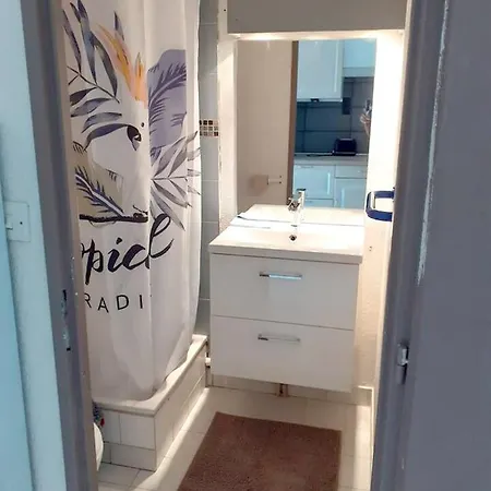 D'une Avec Piscine Partagee Et Terrasse Amenagee A A 2 Km De La *